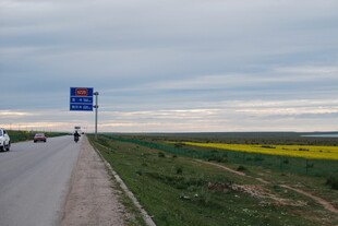 公路旁的多彩田野风光