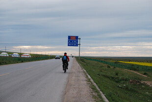 公路独行 远方风景独好