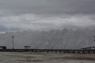 乌云下的山脉与公路