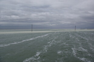 暴风雨中的开阔道路