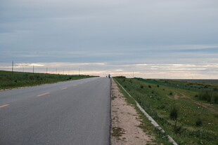 空旷公路伸向远方