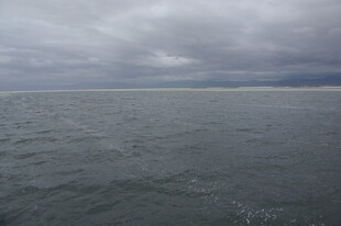 海上阴云密布的广阔景象