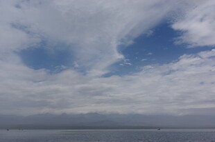 蓝天白云下的广阔水域