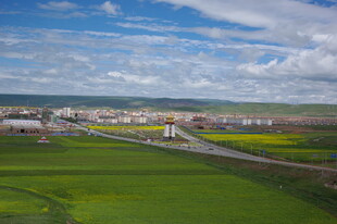 田园风光中的乡村景致