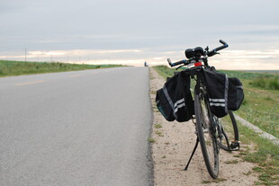 公路边停靠的长途旅行自行车