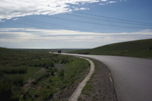 蜿蜒公路穿梭于绿野之间