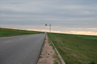 黄昏下的开阔公路