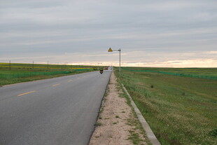 空旷公路上的骑行者