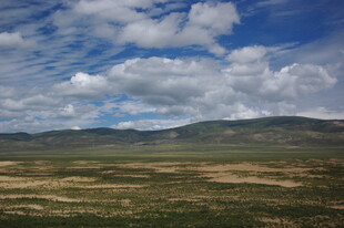 广袤草原与蓝天白云美景