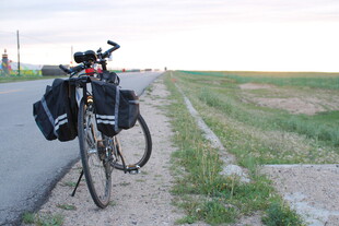 公路旁停靠的旅行自行车