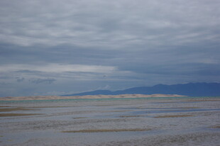 阴天的广袤滩涂与远山