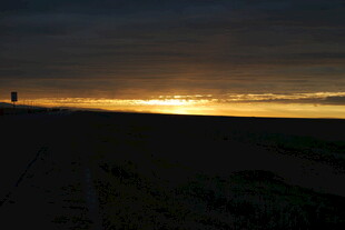 黄昏下的旷野美景