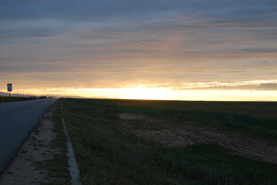 公路边的绝美日出景象