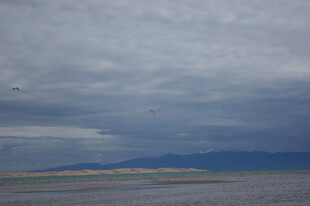 阴云下的广阔水域与远山