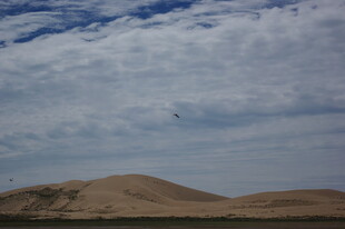 广袤沙漠上的蓝天白云