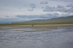 草原边的水域风光