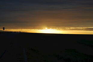 夕阳下的静谧海滩美景