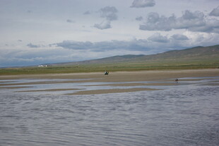 草原边的水域风光
