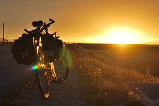 夕阳下的骑行单车