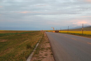 黄昏下的空旷公路