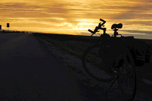 夕阳下的骑行者剪影