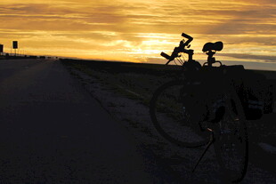 夕阳下的公路自行车剪影