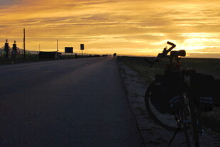 夕阳下路旁停放的自行车