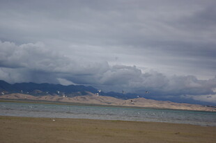 湖畔阴云下的壮阔自然景观