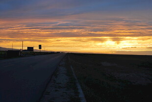 公路尽头的绚烂日落
