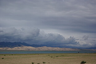 草原上的乌云与远山景色