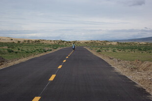 宽阔公路伸向远方