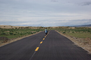 公路骑行者 前路无尽头