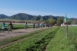 乡村骑行队伍穿行于绿野间