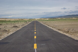 空旷公路延伸向远方