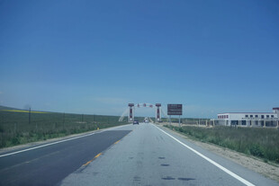 宽阔公路延伸向远方