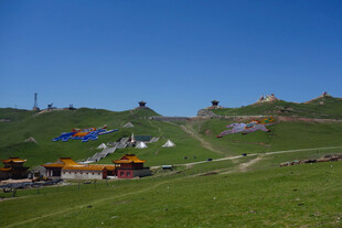 草原上的多彩帐篷与蓝天