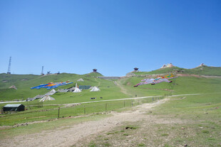 草原上的多彩露营风景