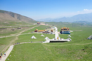 草原上的多彩建筑景观