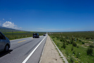 公路上行驶的两辆汽车