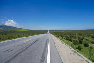宽阔公路延伸至远方