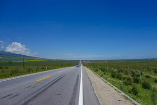 宽阔公路伸向远方
