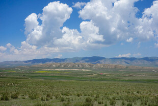 草原蓝天远山壮丽风光