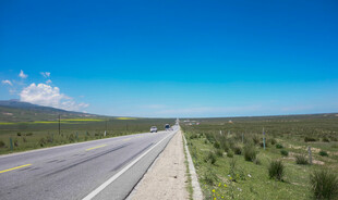 宽阔公路伸向远方