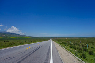 宽阔公路伸向远方