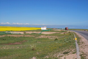 公路旁的田野与蓝天美景