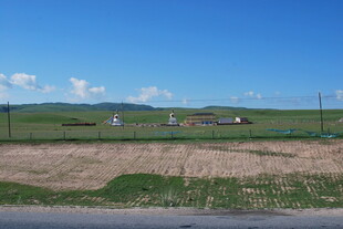 田野公路旁的开阔风景