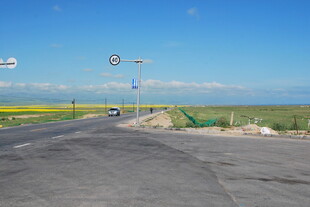 公路尽头的美丽风光