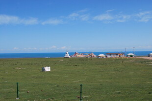 草原边的渔村与辽阔大海