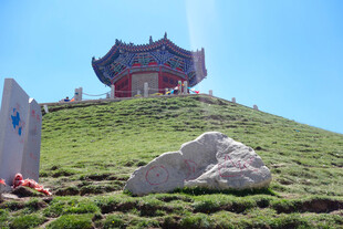 山顶古亭与巨石景观