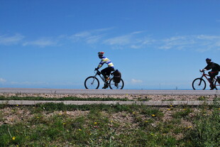 两人骑行于开阔天地间
